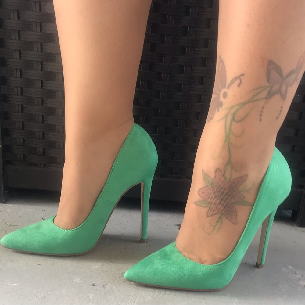 Red Cherry Shoes - Green pumps, size 6.